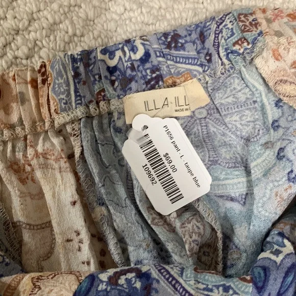 ILLA ILLA Wide Bell Legg Pants. - Picture 3 of 10